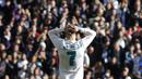 Striker Real Madrid, Cristiano Ronaldo, tampak kecewa usai ditaklukkan Barcelona pada laga bertajuk El Clasico La Liga di Santiago Bernabeu, Sabtu (23/12/2017). Real Madrid takluk 0-3 dari Barcelona. (AP/Paul White)