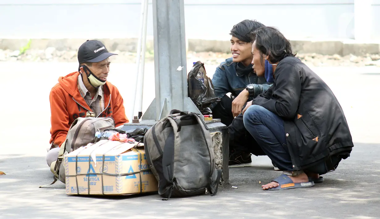 Calon penumpang Kereta Api Jarak Jauh menunggu waktu keberangkatan di Stasiun Pasar Senen, Jakarta, Kamis (23/4/2020). Per tanggal 24-30 April 2020, PT KAI (persero) membatalkan semua perjalanan kereta dari dan menuju Jakarta. (Liputan6.com/Helmi Fithriansyah)