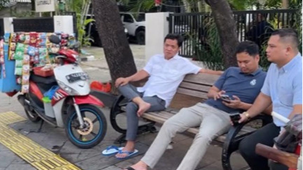 Pakai Sandal Jepit, Ketua Komsi III DPRI Jajan Sate Padang di Pinggir Jalan 'Wajah Tetap Tampan