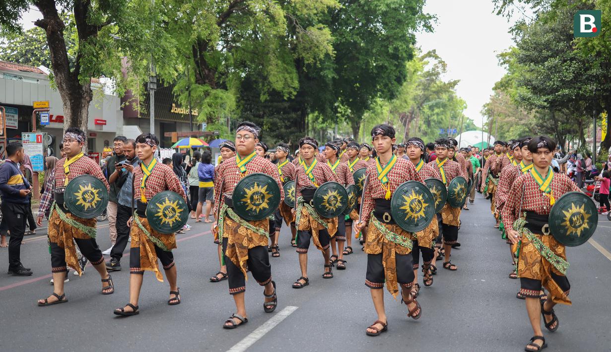 Arak-arakan dari prajurit Pura Mangkunegaraan ikut memeriahkan Trophy Experience Piala Dunia U-17 2023 di Kota Solo, Minggu (5/11/2023). (Bola.com/Radifa Arsa)