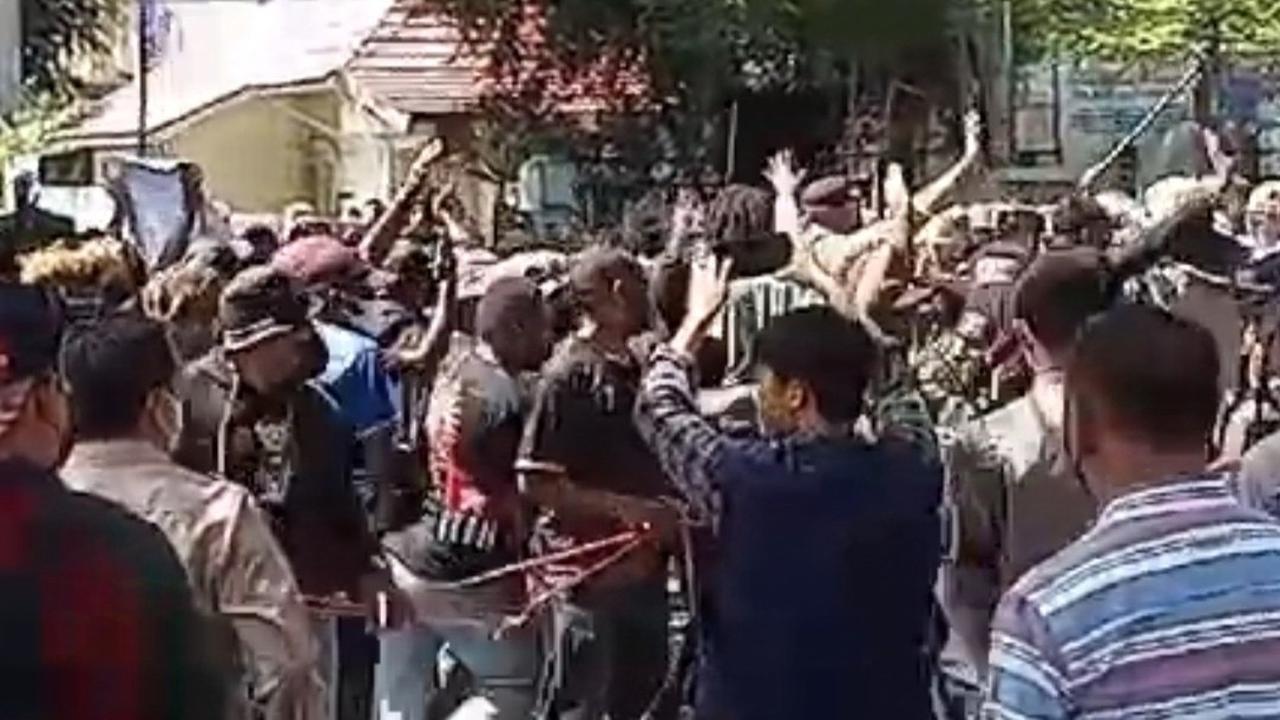 Demo HUT Papua Merdeka di Makassar Ricuh, Dua Polisi Terluka