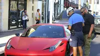 Justin Bieber disemprit polisi lalu lintas karena memarkir Ferrari berkelir merahnya di tempat yang tidak semestinya.