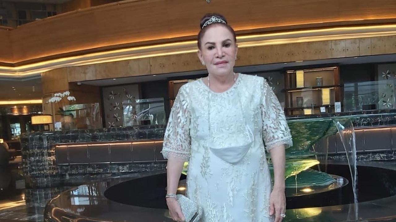 Mpok Atiek mengaku tak malu meski dirinya seorang artis dan public figure. Yang terpenting kata Mpok Atiek pekerjaan yang dia lakukan halal.<br>