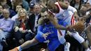 Aksi pemain Oklahoma, Steven Adams (kiri) mengadang laju pemain Rockets, Chris Paul pada laga NBA basketball game di Chesapeake Energy Arena, Oklahoma City, (6/3/2018). Rockets menang 122-112. (AP/Sue Ogrocki)