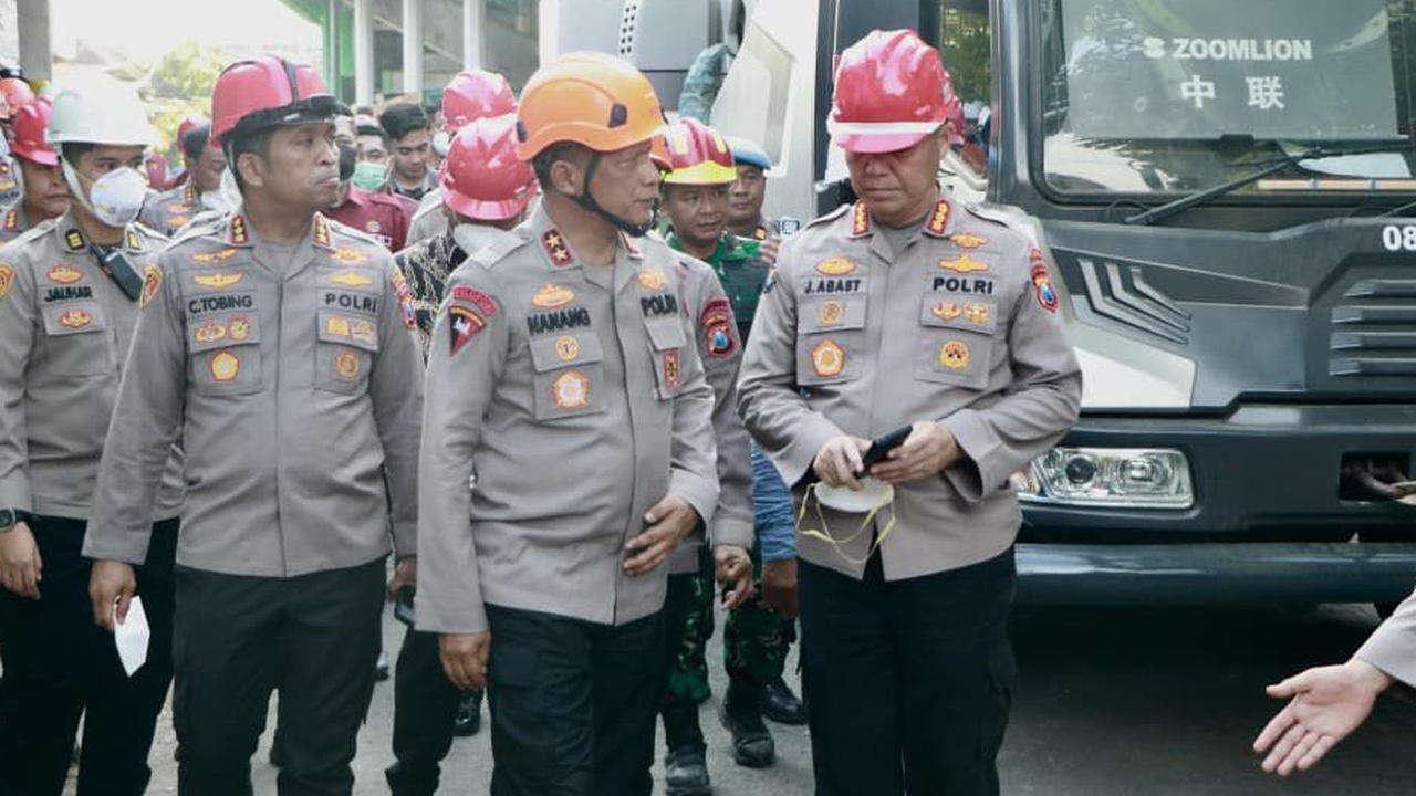 Kapolda Jatim Tinjau Evakuasi Korban Robohnya Bangunan Ponpes Al Khoziny di Sidoarjo