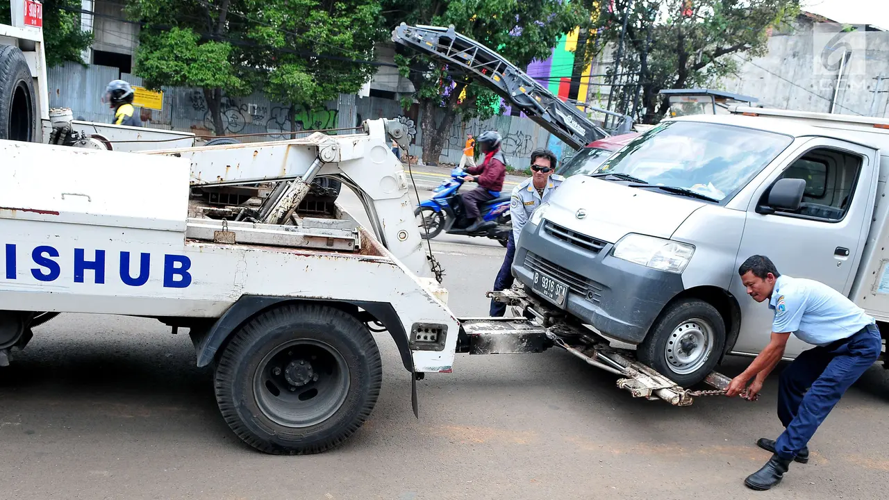 Bikin Jera, Mobil Box Diderek Kena Razia Parkir Liar