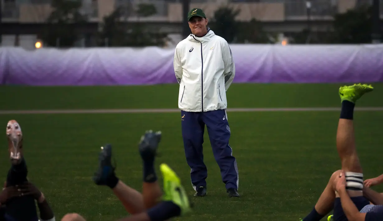 Pelatih rugby Afrika Selatan Rassie Erasmus melihat para pemainnya berlatih di Urayasu, Jepang, Selasa (29/10/2019). Afrika Selatan akan menghadapi Inggris di final Piala Dunia Rugby 2019. (AP Photo/Christophe Ena)