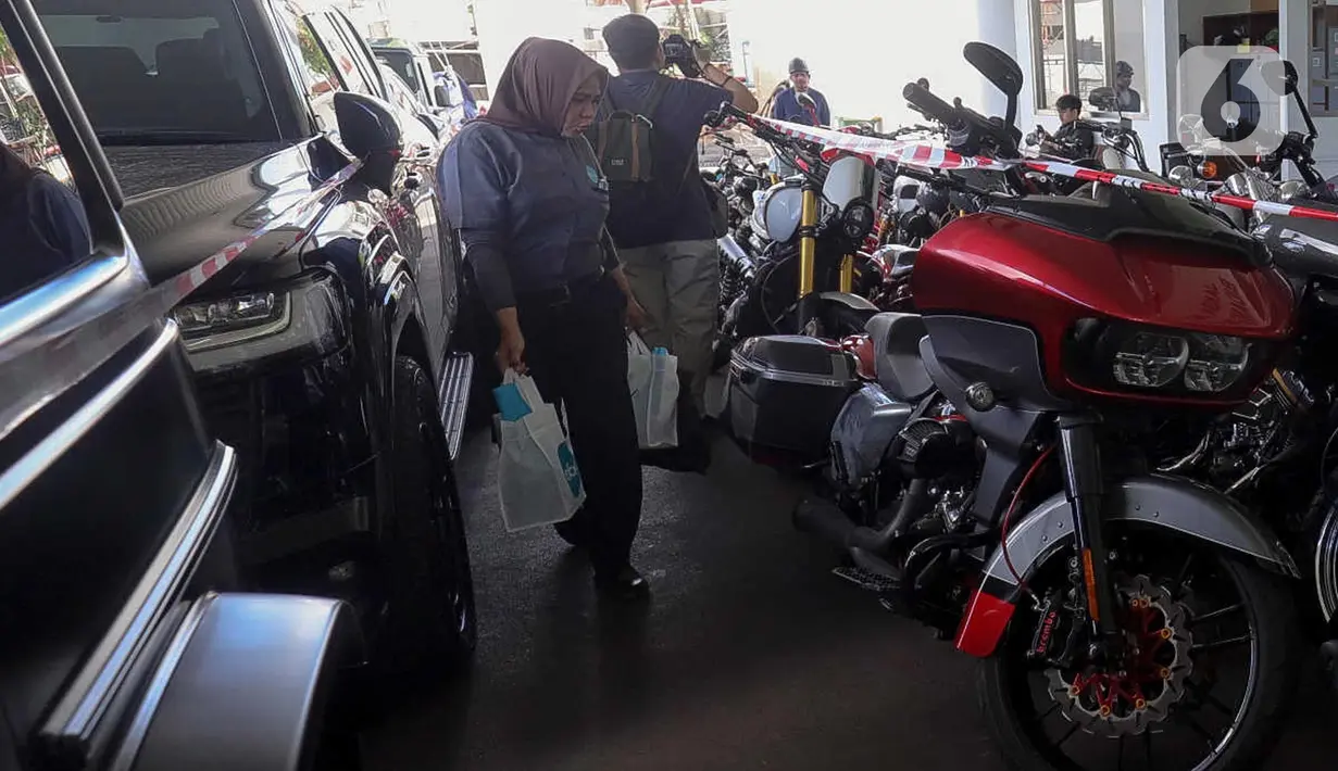Keempat tersangka tersebut yakni Wahyu Gunawan selaku panitera muda perdata Pengadilan Negeri Jakarta Utara, Marcella Santoso sebagai kuasa hukum korporasi, AR selaku advokat, dan Muhammad Arif Nuryanta selaku Ketua Pengadilan Negeri Jakarta Selatan yang sebelumnya menjabat sebagai Wakil Ketua Pengadilan Negeri Jakarta Pusat atau Pengadilan Tindak Pidana Korupsi (Tipikor). (Liputan6.com/Herman Zakharia)