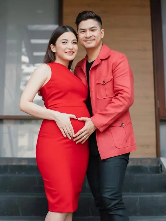 Atau bisa juga mengenakan outfit serba merah seperti potret Chelsea dan Glenn satu ini. Kala hamil, ia tampil menawan mengenakan sleeveless dress merah, sementara sang suami memadukan jaket merah dengan kaos dan celana panjang warna hitam. (Instagram/chelseaoliviaa)