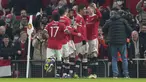 Gelandang Manchester United, Scott McTominay (kanan) bersorak dengan rekan setimnya setelah mencetak gol ke gawang Aston Villa pada pertandingan putaran ketiga Piala FA di stadion Old Trafford di Manchester, Inggris, Selasa (11/1/2022). MU menang atas Aston Villa 1-0. (AP Photo/Jon Super)