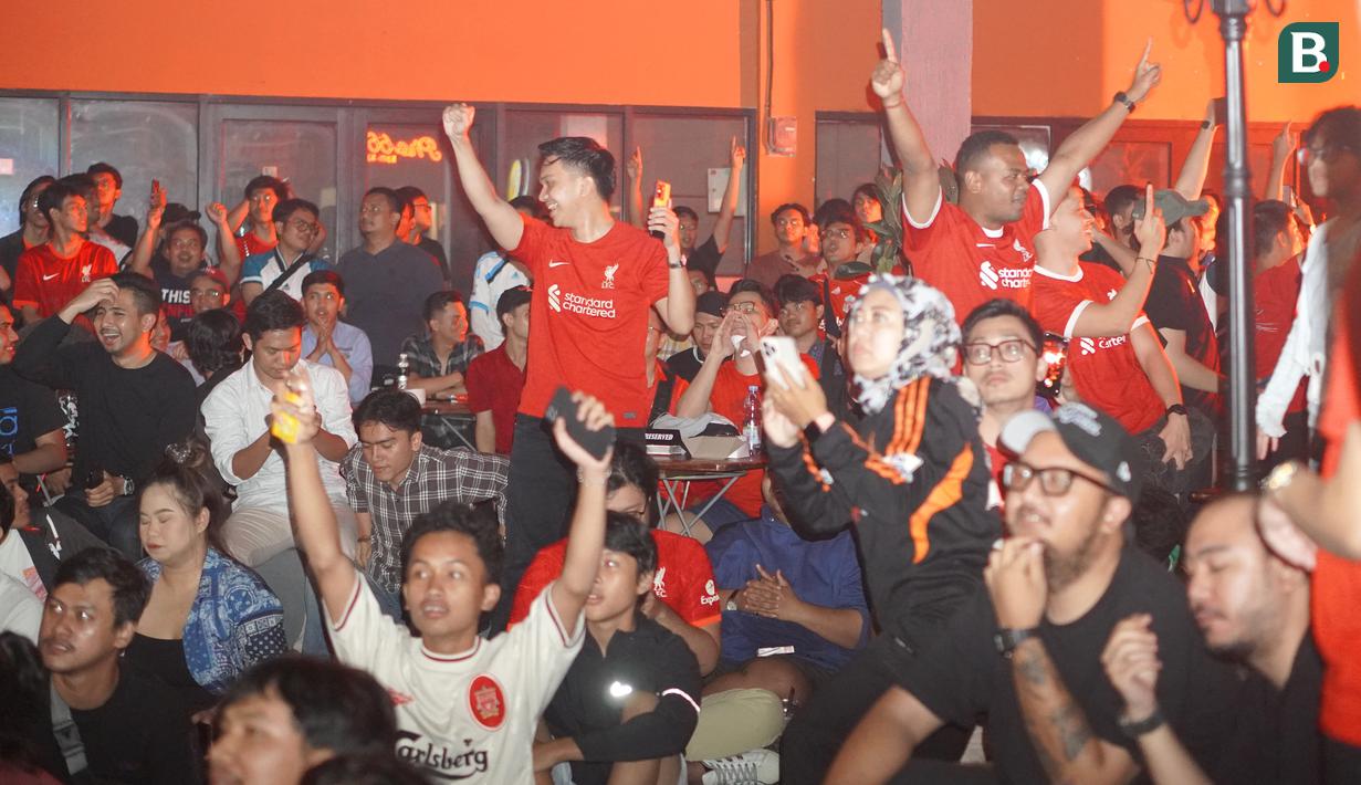 Fans The Rads merayakan gol ke gawang Manchester City saat acara Roaring Night di 15th Park Kemang, Jakarta, Minggu (10/3/2024). (Bola.com/Syahkist Afi Daib)