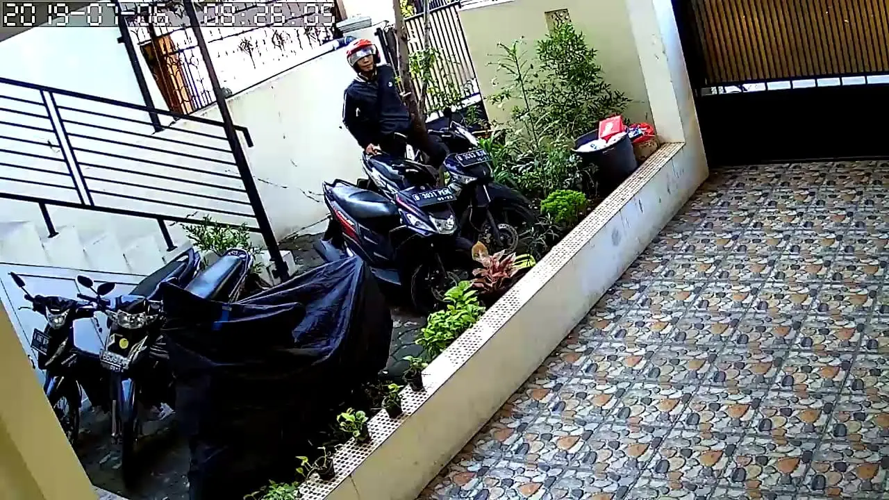 Pencurian sepeda motor di Kebon Jeruk tertangkap kamera pengawas