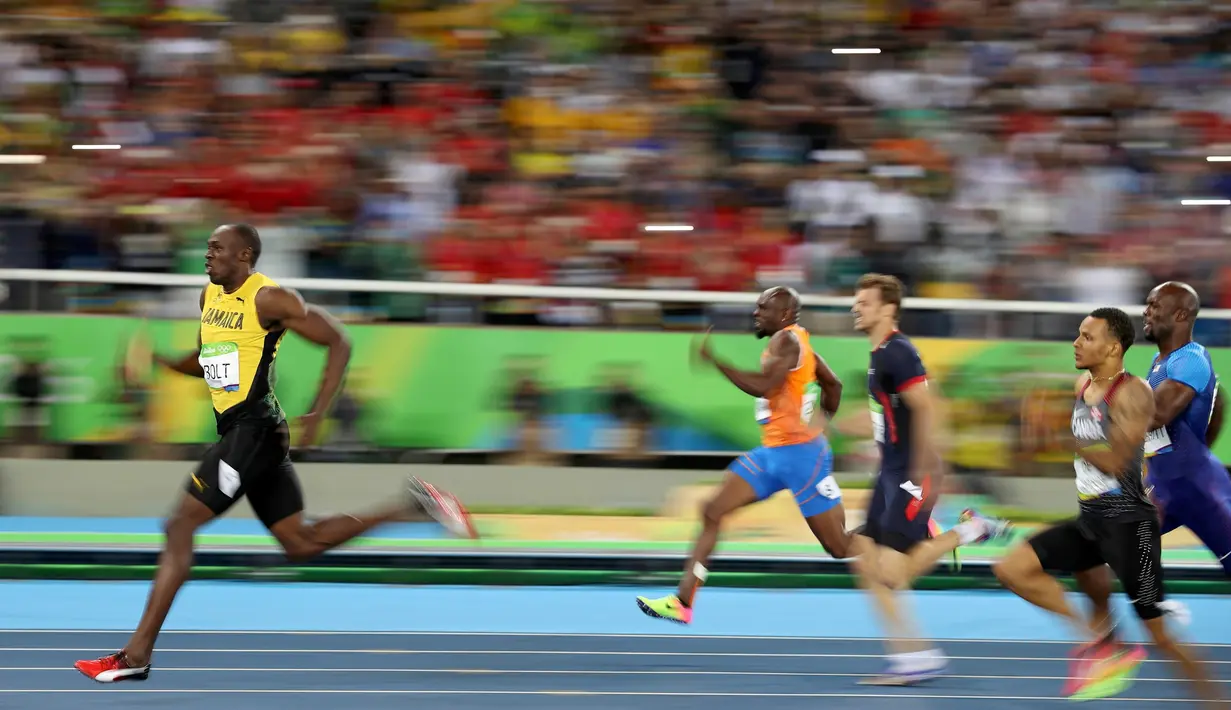 Usain Bolt saat meninggalkan lawan-lawanya pada semifinal lari 200 meter pria di Rio de Janeiro, Brasil (17/8). Usain Bolt meraih medali emas kedua di lari 200 meter pria. (REUTERS/Phil Noble)