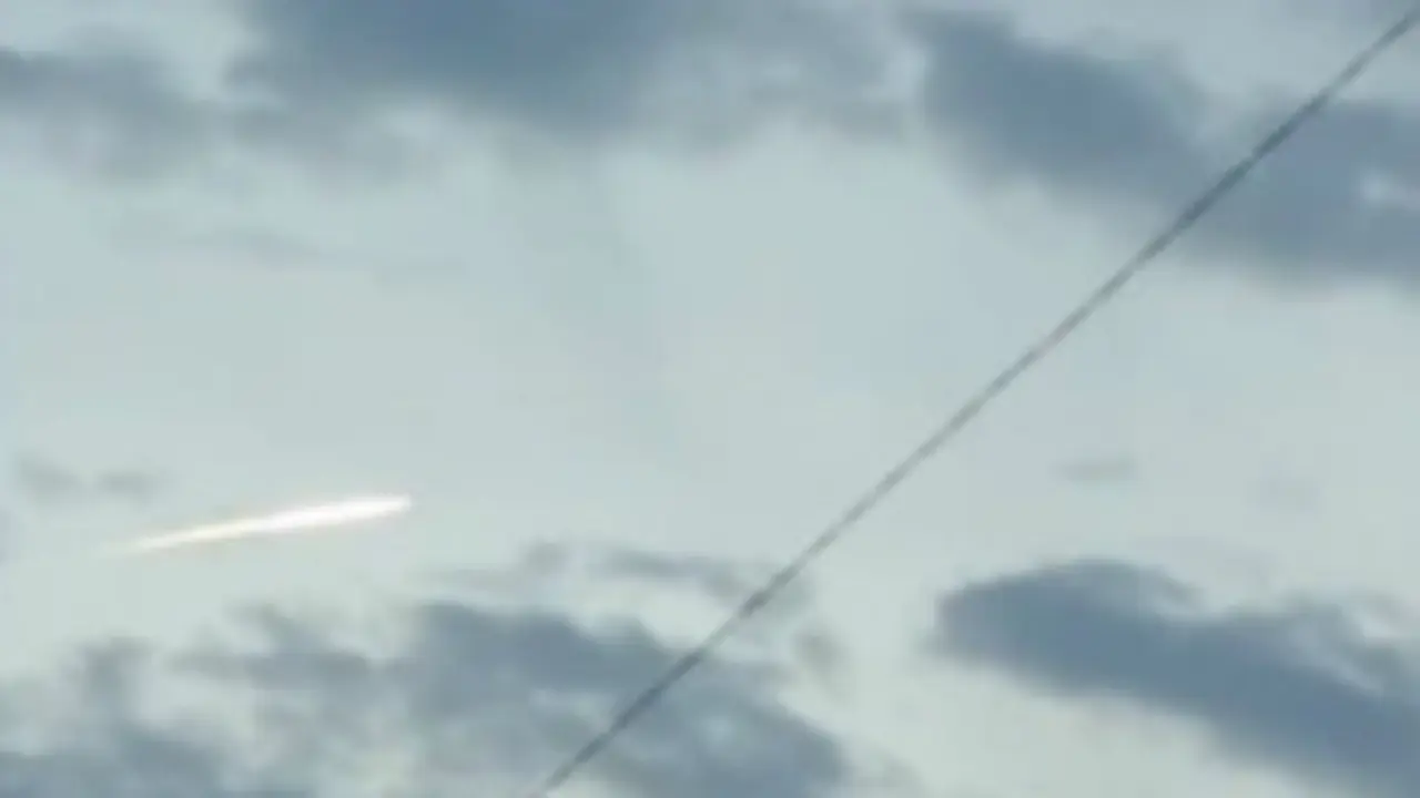 Benda yang diduga meteor melintasi langit Jepang sesaat setelah gempa terjadi