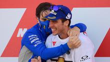 Pembalap Suzuki, Joan Mir, dan manajer tim Suzuki Ecstar, Davide Brivio, setelah memastikan gelar juara dunia 2020 di Valencia, Minggu (15/11/2020). (AFP/Lluis Gene)