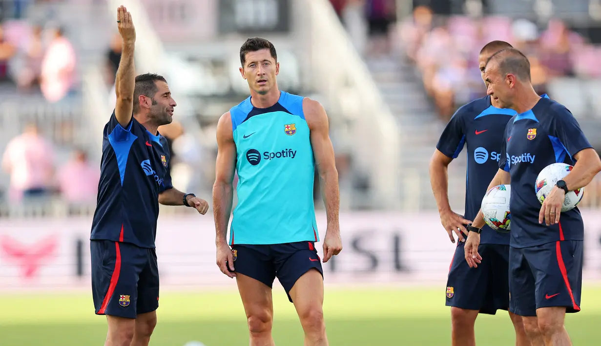Pemain timnas Polandia itu mendapat kontrak selama empat tahun. Itu berarti, Lewandowski bakal berusia 37 tahun di akhir kontraknya. (Michael Reaves/Getty Images/AFP)