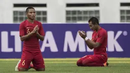 Gelandang Timnas Indonesia, Evan Dimas, berdoa sebelum melawan Mauritius pada laga uji coba di Stadion Wibawa Mukti, Jawa Barat, Selasa (11/9/2018). Indonesia menang 1-0 atas Mauritius. (Bola.com/Vitalis Yogi Trisna)