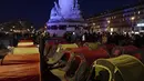 Para migran mendirikan tenda di Republic square, pusat kota Paris, pada Kamis (25/3/2021). Hampir 400 tenda didirikan di alun-aun tersebut untuk menarik perhatian atas kondisi kehidupan mereka dan menuntut akomodasi. (AP Photo/Rafael Yaghobzadeh)