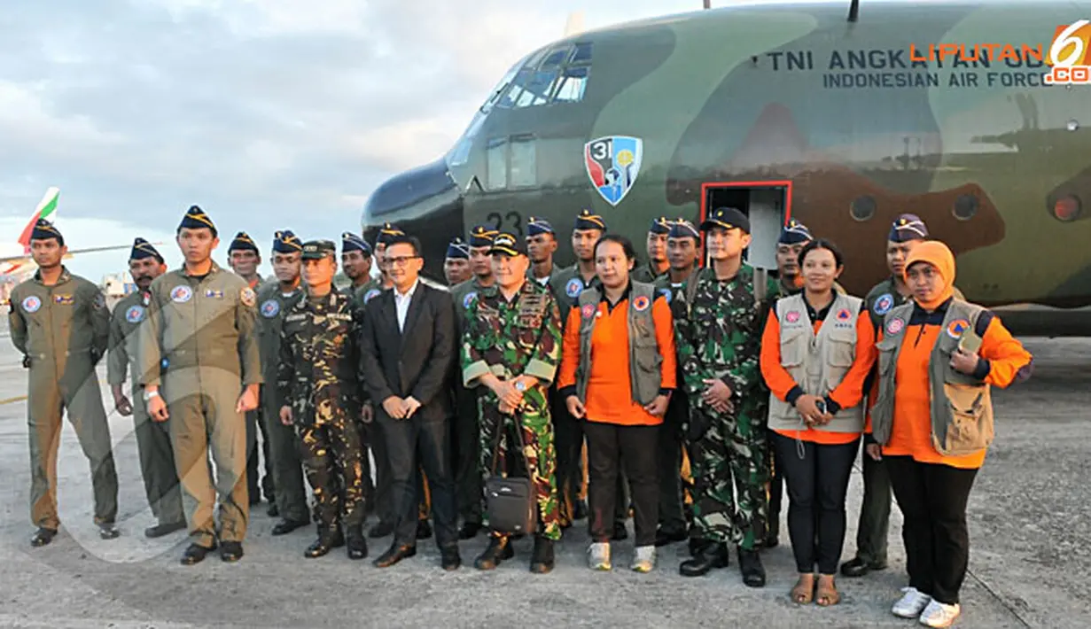 Usai menyambut rombongan yang dipimpin Mayor Pnb Puguh Yulianto, Letjen Roy Deveraturda dan Dubes RI untuk Filipina, Yohanes Kristiarto S melakukan foto bersama (Liputan6.com/ Fahrizal Lubis).