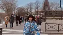 Bergaya casual chic, Salshadilla Juwita tampil seru dengan jaket dan tas Prada.  [Instagram/ Salshadilla Juwita]
