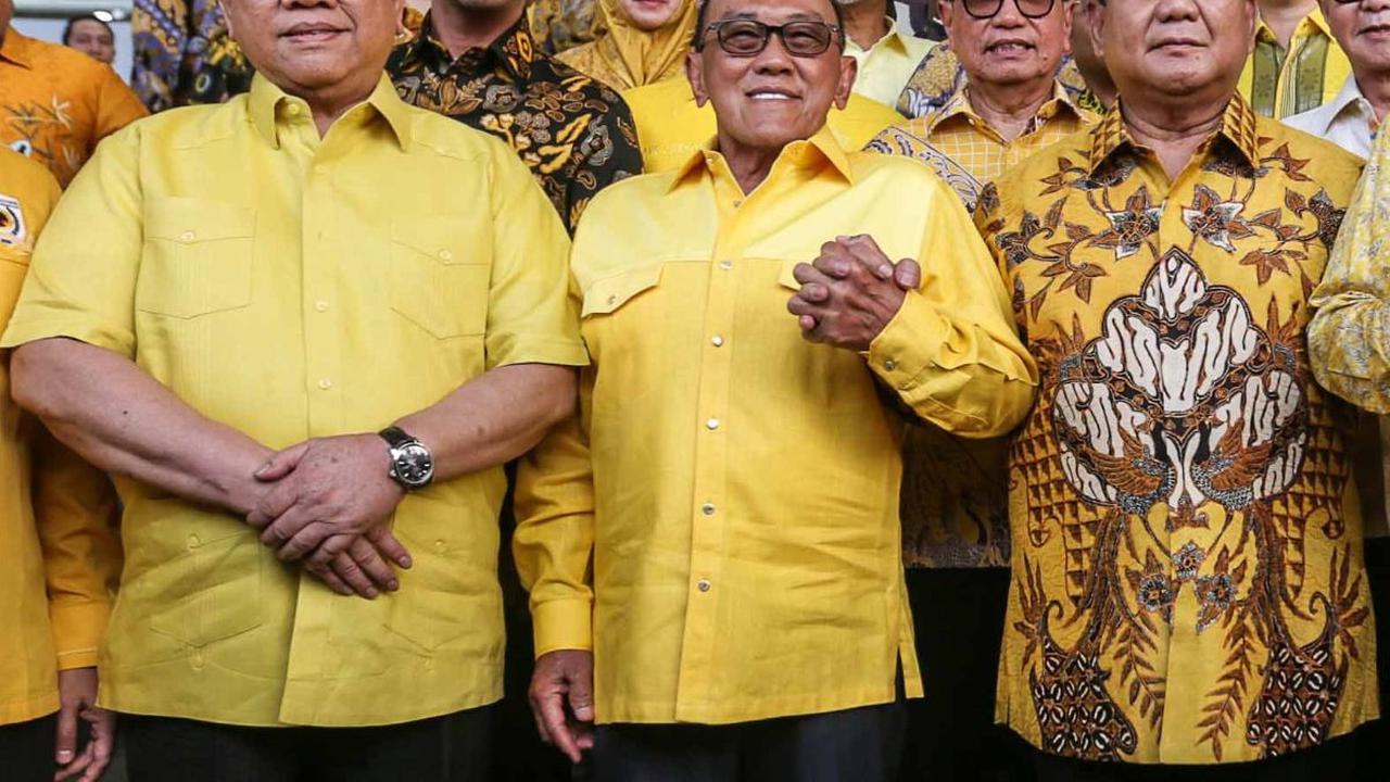 Ketua Dewan Pembina Golkar, Abu Rizal Bakrie dan juga politikus Agung Laksono turut hadir menyambut Prabowo Subianto.