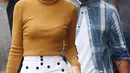 Rambut Kendall Jenner tampak dicepol dan ia melengkapi penampilannya dengan frame kacamatanya bulat seperti di film Harry Potter saat menikmati jalanan kota New York, 10 September 2015. (Dailymail)