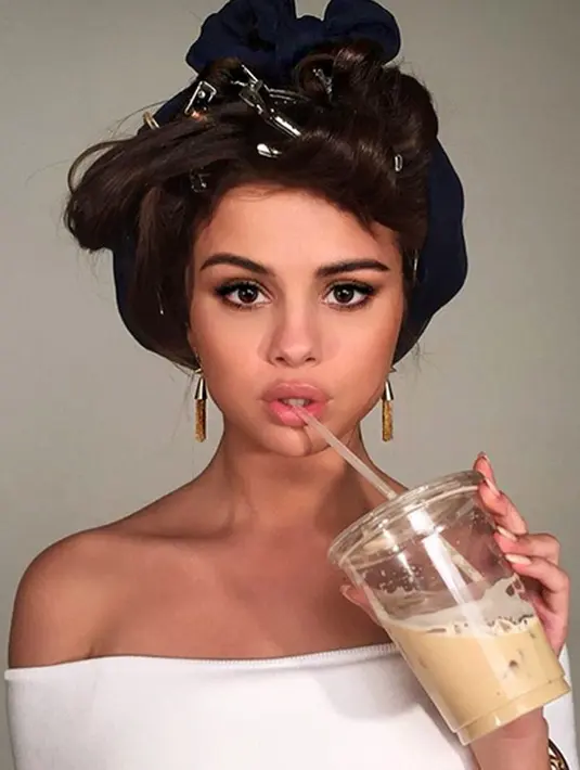 Foto-foto bugil mantan kekasihnya, Justin Bieber, tiba-tiba muncul di Instagram Selena Gomez. Akunnya sempat di-non aktifkan sementara waktu, tak lama setelah itu kembali aktif dan foto-foto itu sudah bersih. (Instagram/Selenagomez)