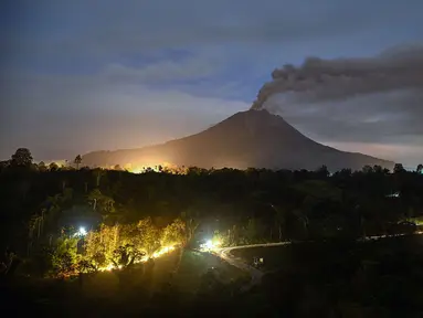 Gunung Sinabung menyemburkan abu dan asap tebal sebagaimana terlihat dari Karo, Provinsi Sumatra Utara, Rabu, 2 September 2026. (AFP/ YT Haryono)