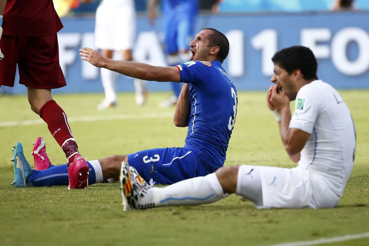 Luis Suarez 'Lahap' Bahu Pemain Italia