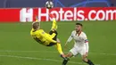 Pemain Borussia Dortmund, Julian Brandt, melakukan tendangan salto saat melawan Sevilla pada laga Liga Champions di Stadion Ramon Sanchez Pizjuan, Kamis (18/2/2021). Dortmund menang dengan skor 2-3. (AP/Angel Fernandez)