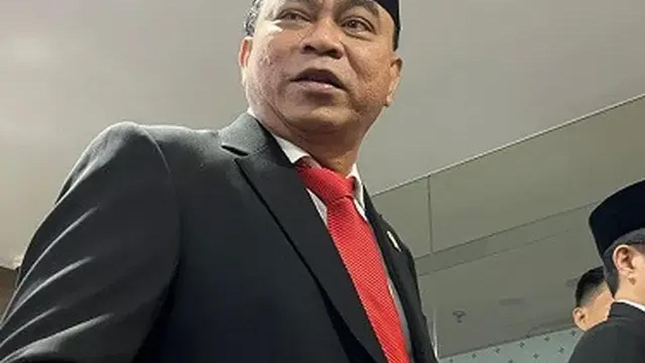 Kunto melanjutkan, Jokowi kerap hadir di sejumlah acara relawannya. Sikap Jokowi mengenai pilpres 2024 di hadapan relawannya juga cukup mengejutkan.