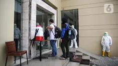 Pasien tanpa gejala Covid-19 yang diantar dengan ambulans tiba di Hotel U Stay Mangga Besar, Jakarta, Senin (28/9/2020). Sebagian pasien tanpa gejala mulai diisolasi di hotel untuk mengantisipasi daya tampung Rumah Sakit Darurat Wisma Atlet yang semkain padat. (Liputan6.com/Faizal Fanani)