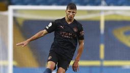 2. Ruben Dias (68 juta euro) - Bek asal Portugal ini dilabuhkan Manchester City dari Benfica dengan banderol transfer mencapai 68 juta euro. Ruben Dias diharapkan bisa menjadi tembok kokoh di lini pertahan Manchester City. (AFP/Jason Cairduff/pool)