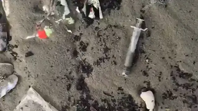 Limbah medis berserakan di sebuah pantai di Karachi, Pakistan