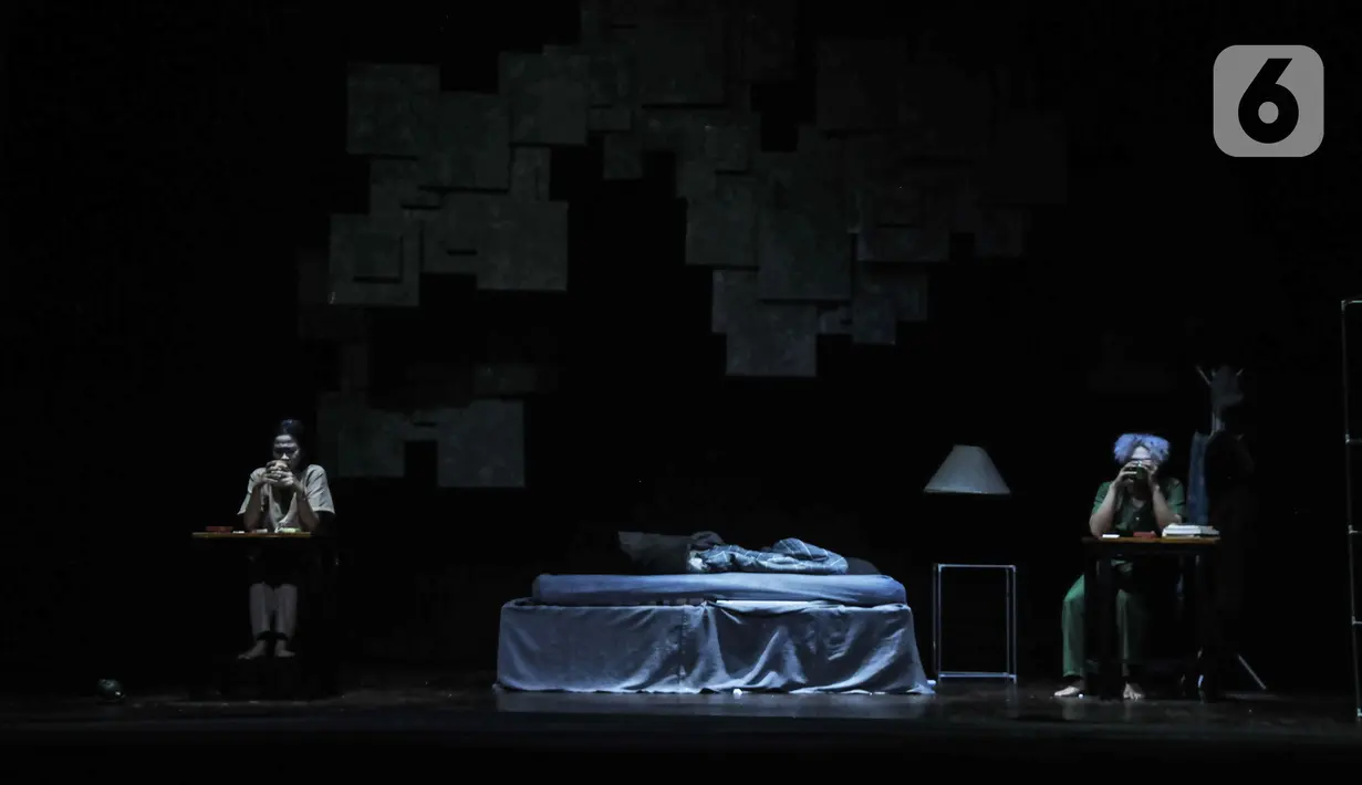 Kelompok Teater Atas melakukan pementasan dengan judul "Kura-kura dan Bekicot" saat Festival Teater Jakarta (FTJ) wilayah Jakarta Selatan di Pusat Pelatihan Seni dan Budaya, Tebet, Selasa (16/11/2021). Kegiatan FTJ tingkat kota tersebut diikuti oleh 9 kelompok teater. (merdeka.com/Iqbal S Nugroho)
