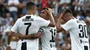 Cristiano Ronaldo berselebrasi bersama rekannya Paulo Dybala usai mencetak gol pada pertandingan persahabatan antara Juventus A dan tim B di Villar Perosa, Italia utara, (12/8). (AFP Photo/Isabella Bonotto)