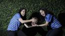 Pebasket Merpati Bali, Tania Rasidi dan Lamia Rasidi, berebut bola saat sesi pemotretan di kantor Bola.com, Jakarta, Jumat (16/3/2018). Duet kembar ini siap membawa Merpati Bali juara Srikandi Cup 2017/2018. (Bola.com/M Iqbal Ichsan)
