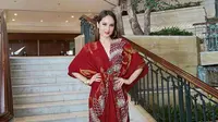 Potret Cinta Laura Pakai Produk Desainer Lokal. (Sumber: Instagram/claurakiehl)