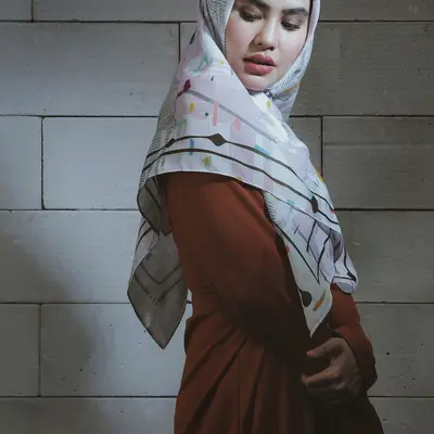 Kartika Putri dan perjalanannya mendapatkan hidayah. (Foto: Deki Prayoga, Busana:  @8wood, Hijab by @hijabtoday, Stylist: Indah, DI: Muhammad Iqbal Nurfajri/Bintang.com)