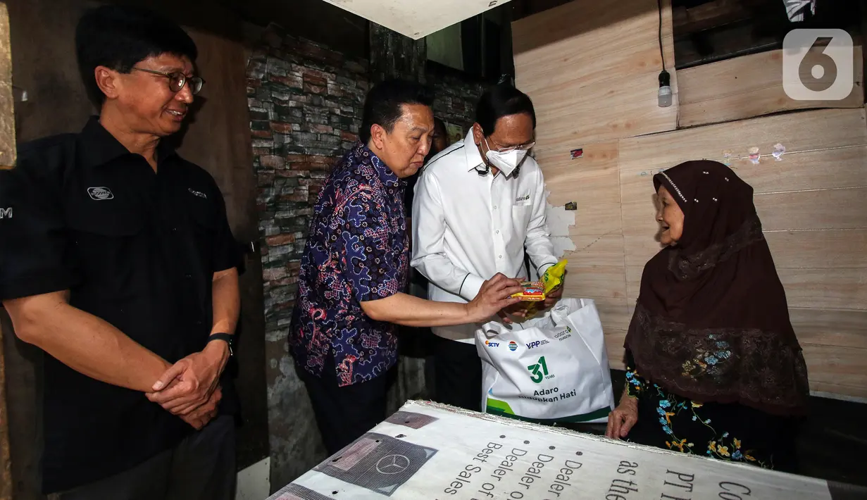 Dirut PT Surya Citra Media Tbk Sutanto Hartono bersama Komisaris PT Adaro Energy Indonesia Tbk Budi Bowoleksono dan Presdir PT Adaro Energy Indonesia Tbk Garibaldi Thohir saat membagikan sembako langsung kepada warga di Kampung Bali RW 05, Kebon Jeruk, Jakarta, Rabu (4/10/2023). PT Adaro Energi Tbk bersama Yayasan Pundi Amal Peduli Kasih (YPP) SCTV dan Indosiar menggelar kegiatan penyerahan sembako dalam rangka Hari Ulang Tahun (HUT) Adaro ke-31 dengan tema “Adaro Hidupkan Hati”. (Liputan6.com/Angga Yuniar)