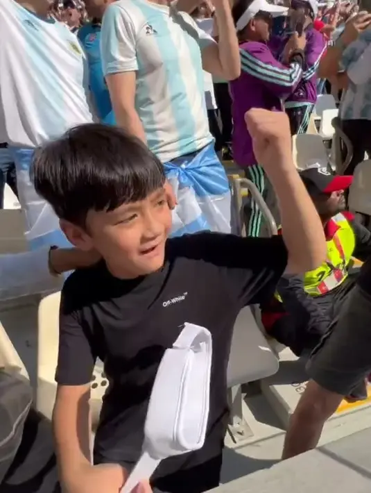 Rafathar merupakan pendukung tim Argentina. Terlihat ia tampil totalitas dalam balutan jersey timnas tersebut. [Foto: instagram.com/raffinagita1717]