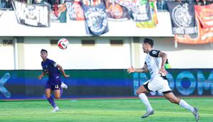 Shayne Pattynama menjalani debut bersama Persija Jakarta dalam duel versus Persita Tangerang di Indomilk Arena, Jumat (30/1/2026). (Bola.com/Muhammad Iqbal Ichsan)