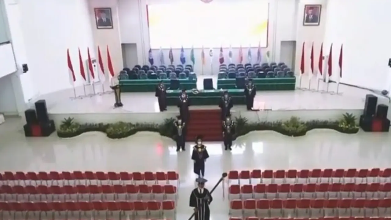 Ribuan kursi auditorium selalu terisi penuh oleh wisudawan dan orang tua, kali ini kosong.