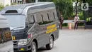 Selain mobil abu-abu bertuliskan Ditreskrimsus Polda Metro Jaya, terlihat pula kendaraan serupa yang berjalan beriringan. (Liputan6.com/Faizal Fanani)