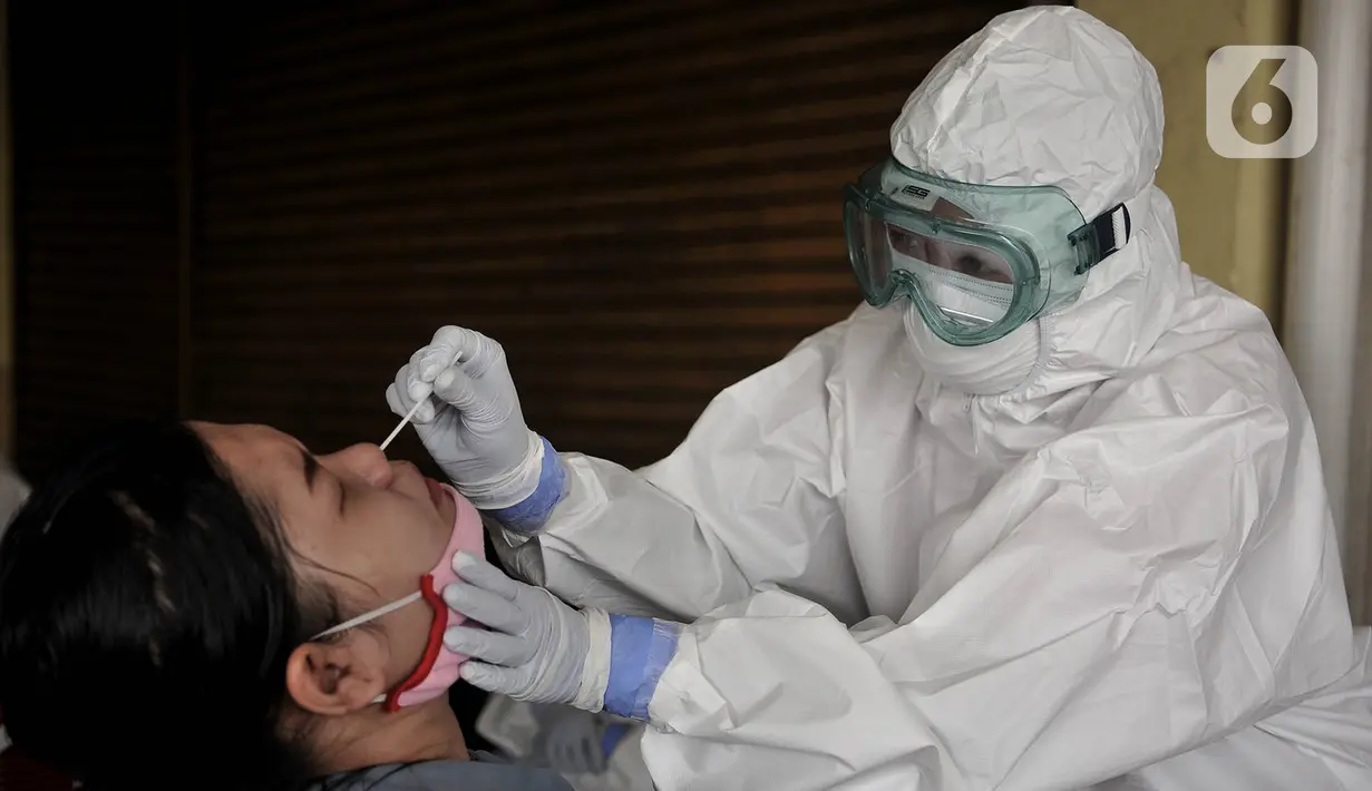 Pedagang saat menjalani Tes Swab Covid-19 di Pasar Kramat Jati, Jakarta, Rabu (17/6/2020). Ratusan pedagang Pasar Kramat Jati menjalani tes swab secara bertahap sebagai upaya pemerintah memutus rantai penyebaran virus Covid-19. (merdeka.com/Iqbal S. Nugroho)
