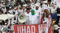 Habib Rizieq Shihab bersama Fadli Zon diatas mobil diantara ribuan massa yang tergabung dalam GNPF MUI melakukan demonstrasi memadati jalan Medan Merdeka Timur, Jakarta, Jumat (4/11). (Liputan6.com/Johan Tallo)