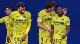 Para pemain Villarreal merayakan gol ke gawang barcelona yang dicetak gelandang Samuel Chukwueze (kanan) dalam laga lanjutan Liga Spanyol 2020/2021 pekan ke-32 di The Ceramica Stadium, Villarreal, Minggu (25/4/2021). Villarreal kalah 1-2 dari Barcelona. (AFP/Jose Jordan)