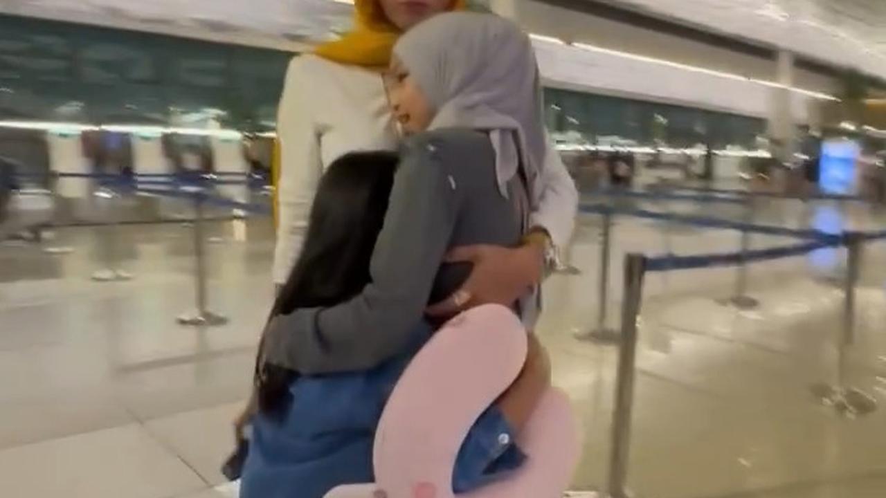 Momen Olla Ramlan dan Aufar Hutapea Antar Anak yang Akan Liburan ke Jepang