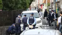 Polisi menyelidiki lokasi kejadian pria menabrak tujuh anak sekolah di Distrik Nishinari, Osaka, Jepang pada tanggal 1 Mei 2025. (AFP)