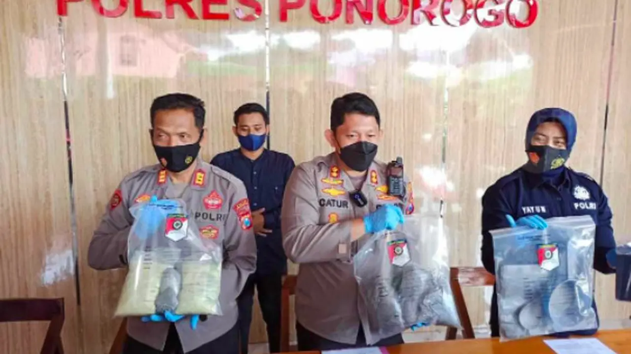 Polres Ponorogo tangkap remaja pengedar bubuk petasan (Liputan6.com)